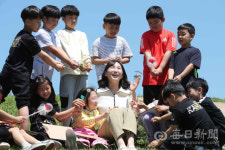 [포토뉴스] 선생님의 가르침 감사합니다…대구 효동초등학교 아이들, 꽃그림 선물