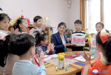 김정은 딸 시스루 패션 北 고위층에 퍼졌다…평양 어린이집서 포착