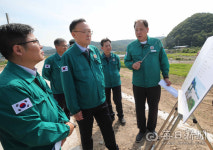 [포토뉴스] 군위 남천 제방 피해 복구 상황 점검