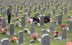 [포토뉴스] 할아버지, 나라를 지켜주셔서 고맙습니다... 6.25전쟁 74주년 이틀 앞둔 국립영천호국원