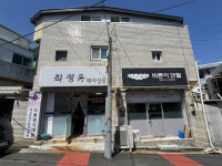 [독자와함께]건물 전면 한 가운데 선 통신주, 간격은 84㎝…