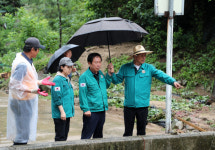 안동서 빗물에 쓸려 내려간 보도블록, 주택·차량 덮쳤다