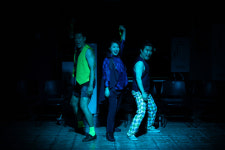 [김건표의 연극 리뷰] 충청도 사투리로 생사(生死)의 팔도를 누비는 ‘생거진천 사거용인’ 설화, 이철희식 연극 <진천사는 추천석> 편