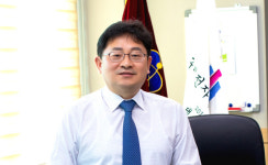 세무사최교학 | 퇴임 앞둔 이준우 국립구미전자공고 교장 "마이스터고로서의 표준 지키고자 노력했죠"