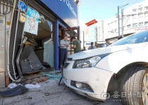 서성네거리서 30대 여성 몰던 승용차, 인도 돌진 사고 발생
