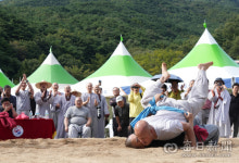 [포토뉴스] 팔공산 승시 축제…씨름하는 스님들