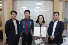 보이스피싱 인출책 검거 도움 준 은행원…대구강북경찰서, 감사장 수여