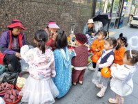전통 시장 힘내세요 대구 서구 인지어린이집, 상인 격려 핼러윈 퍼레이드