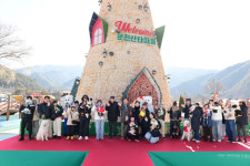 [포토뉴스] 봉화 산타마을서 반려견들도 겨울축제 즐긴다