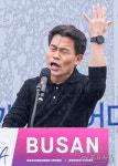 [포토뉴스] 전한길 강사, 부산역서 헌법재판소 공정성 의문 제기