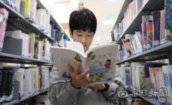 [포토뉴스] 미래의 노벨문학상 꿈꾸는 어린이…범어도서관 찾아 독서 삼매경