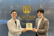 경북 초록우산, 서울정석치과의원에 나눔가게 현판 전달