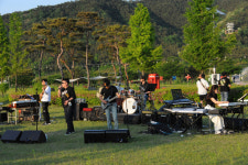 기타 영웅들의 귀환 최희선, 제자들과 함께 상주 경천섬에서 락 페스티벌 개최