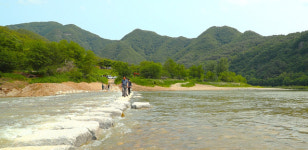 한국관광의 별 맹개마을, 트랙터 대신 징검다리로 건너 간다