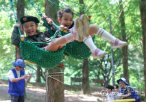 [포토뉴스]  6·25 전쟁일 앞두고 병영체험 하는 어린이들