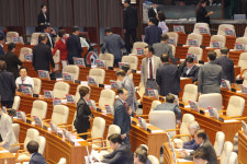 與, 상임위원장 선출 강행…반발한 野, 본회의 불참