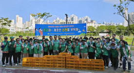 EM흙공을 던지며, 깨끗한 신천을 지킨다.