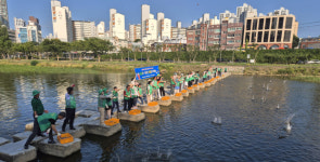 EM흙공을 던지며, 깨끗한 신천을 지킨다.