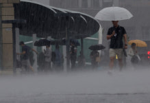 [포토뉴스] 장대비 속 동대구역 광장 물보라