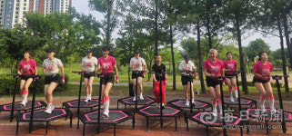 트램플린 위 점핑 운동 열풍…칼로리 태우며 스트레스 펑
