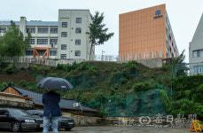 [포토뉴스] 대구 신명고 아래 옹벽 붕괴 우려 통제