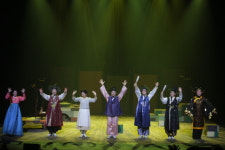 [김건표의 연극 리뷰] 오셀로–두 시대에서 갑신의 거를 지나, DMZ의 사랑까지…고추장수 서일록씨의 고전과 깐깐한 선비정신의 재해석... 