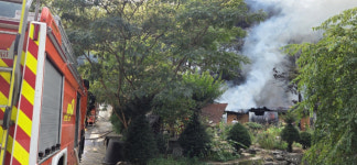 봉화군 소천면 현동리의 한 단독주택에서 화재 발생, 인근 야산으로 확대