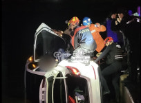 해경, 해상으로 추락한 차량서… 4명 구조