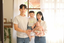 [우리 아기가 태어났어요]둘째 만나 네 식구 가족사진 찍은 행복한 여름날