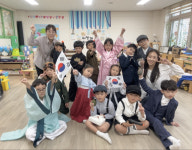 광복 80년, 유치원생이 외친 만세 삼창… 안동강남초 병설유치원 독립운동가 공연