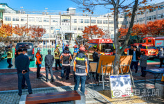 [포토뉴스] 수능 앞두고 대구 한 고등학교에 폭발물 설치 신고…경찰 수색 나서