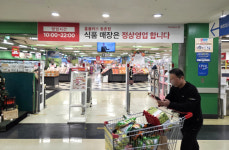 폐점 보류 홈플러스 지점들, 입점 점포 철수로 반쪽 운영