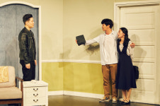 뒤바뀐 가방 둘러싼 거짓 소동…28주년 코믹연극 라이어 3탄-튀어