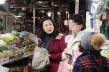 대구 칠성시장에 나타난 이진숙, 상인·시민들과 물가 걱정 나눠