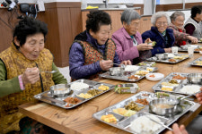 대구 군위군, 주 5일 점심 주는 경로당 110곳으로 확대
