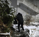 대구 덮친 폭설… 북구 경로당 앞 빙판길 묵묵히 쓸던 남성의 정체