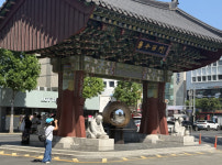 약령시 찾은 외국인들 사진만 찍고 간다… 체류형 관광 전환 과제로