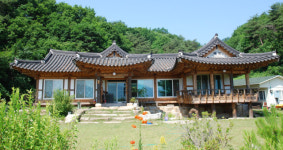 [팔도건축기행] 나무의 숨결에 대패를 얹다, 시간을 짓는 놀이터 화천한옥학교