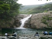 심산유곡 얼음장 물“어~ 시원하다”