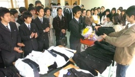 정든 교복 물려주고…밀가루 뿌리고…