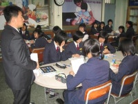 “신문 뒤척이는 소리로 하루를 연다”