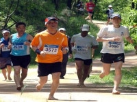 ‘맨발의 마라토너’ 숲에서 자유 만끽