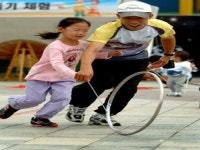 아빠와 함께 신나는 굴렁쇠 놀이