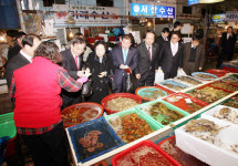 충남도의원들 서산 동부시장 방문