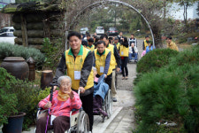 S-OIL 햇살 나눔 사회봉사단, 시설 노인과 나들이