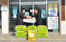 (주)충북소주, 경로당에 쌀 기탁