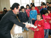 아산 송남초, 신입생에 책가방 전달