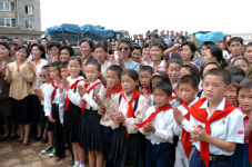 구호품 도착 반기는 용천 주민들