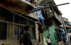 INDIA STREET CIRCUS
