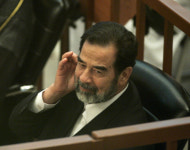 재판중에 딴짓하는 사담 후세인